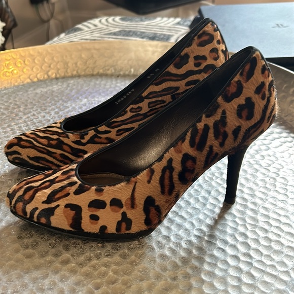 Stuart Weitzman pumps. Leopard print. Fur - Picture 2 of 5